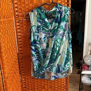 This Claiborne top ✂️